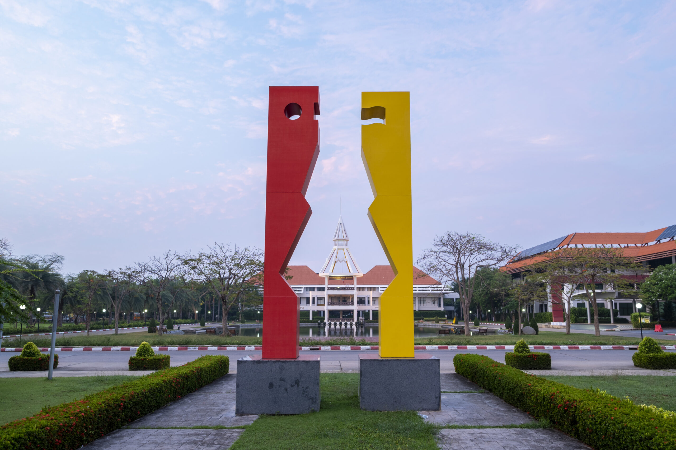สำนักงานธรรมศาสตร์สัมพันธ์